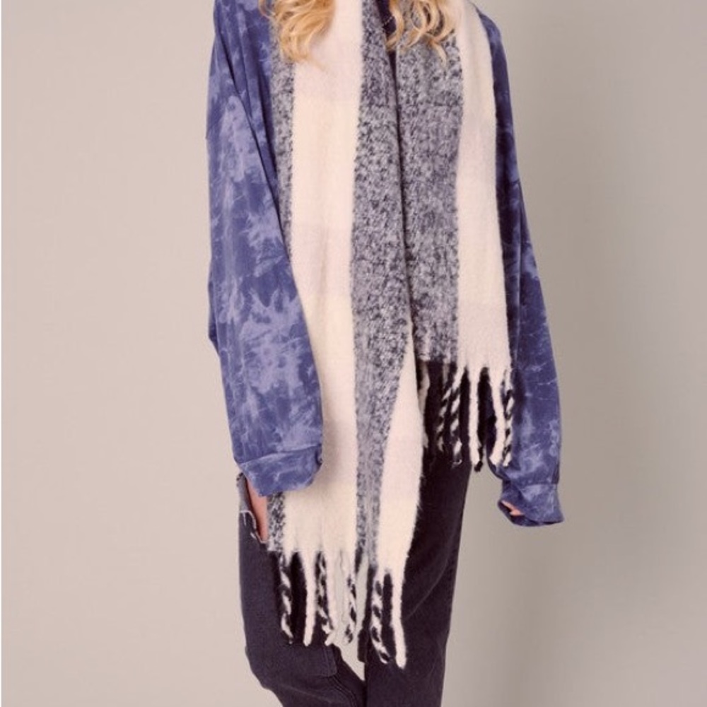 Striped Fringed Soft Scarf - Picture 4 of 7